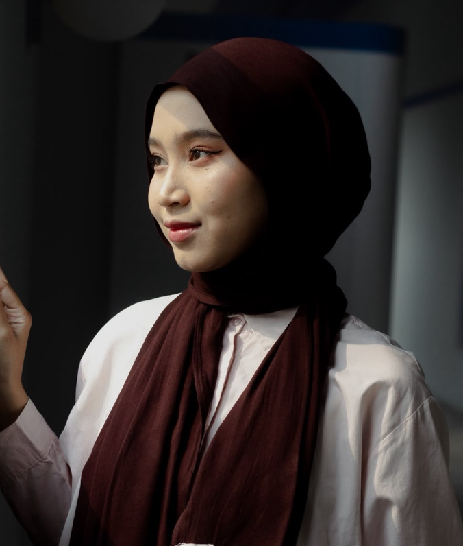 Model lins_official mengenakan pashmina viscose bamboo untuk aktivitas harian